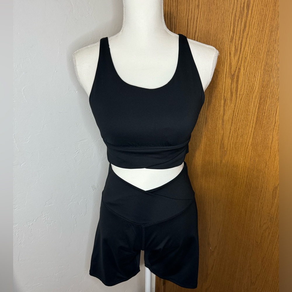 Danskin black sports bra w crossover bike shorts bundle M